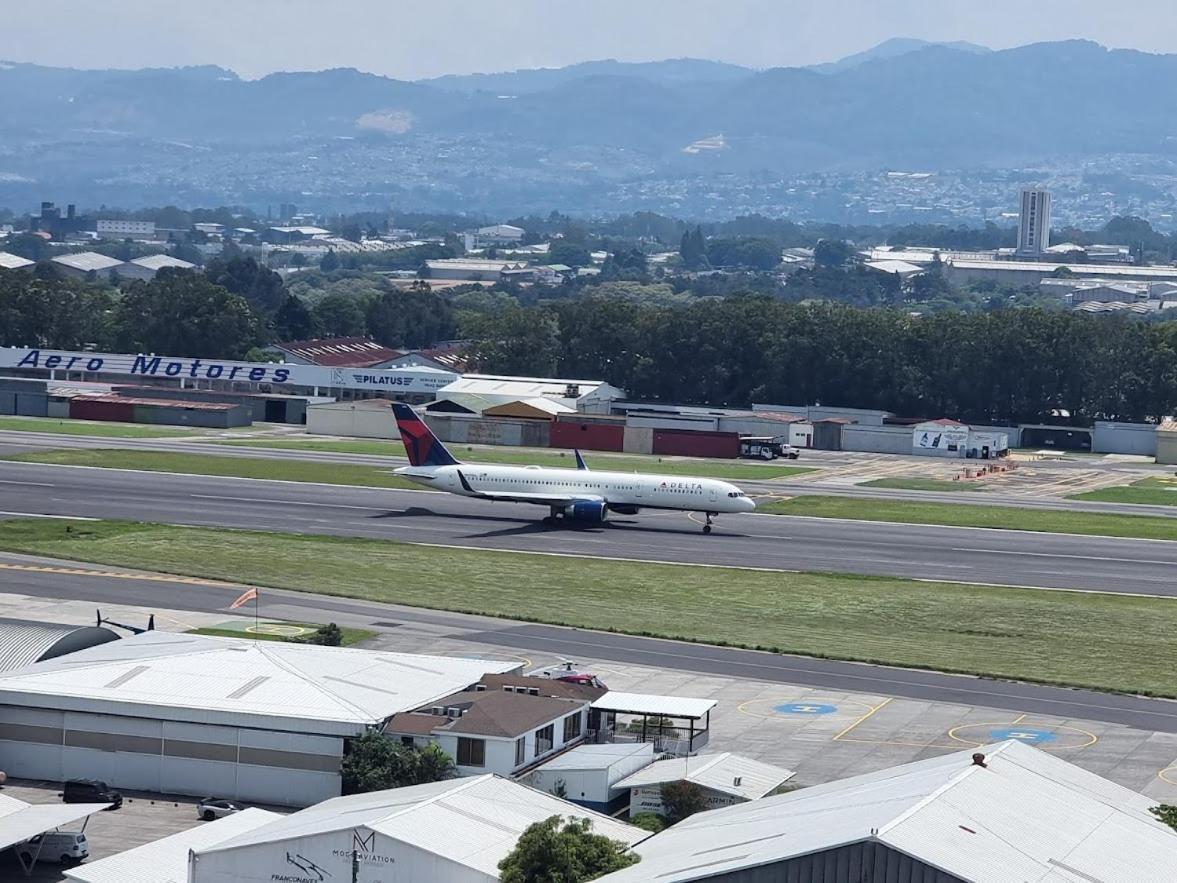 Amazing Volcano Views In Front Of Airport Guatemala Exterior foto